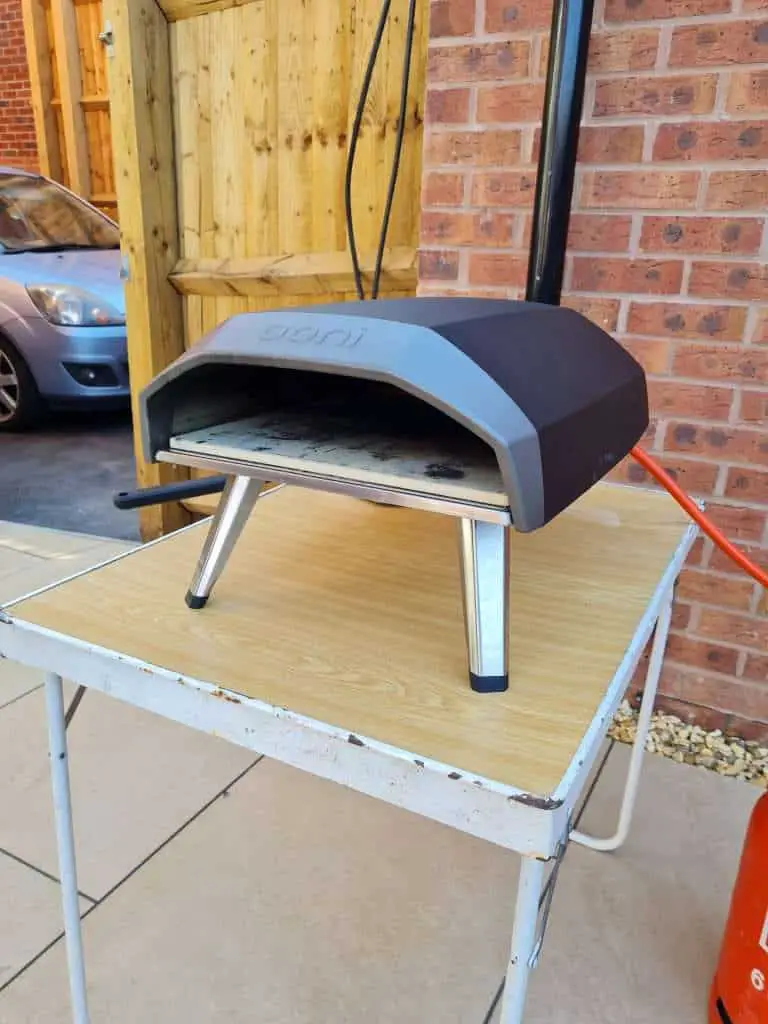 how does a pizza oven work